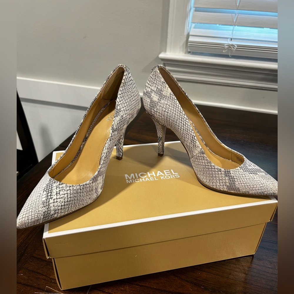 Michael Kors flex mid pump snake embossed